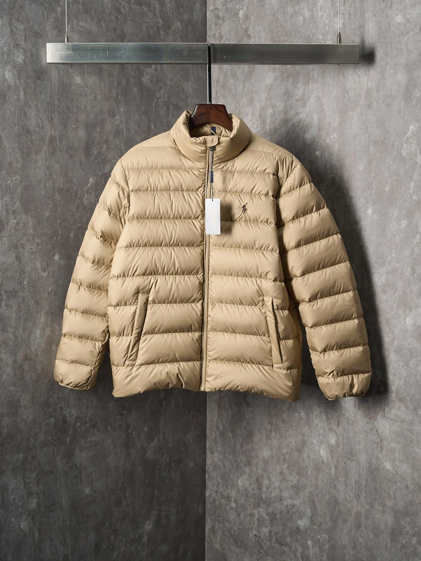 P900 Actual hanging auction】Ralph Lauren/Ralph Lauren pony logo embroidered ribs lightweight down jacket [Ready stock] S M L XL high-quality filling: 90 white duck down is selected, weighing 260g, ensuring excellent thermal insulation performance. After strict screening and processing, the velvet is not easy to drill, ensuring durability. The nylon fabric has good windproof and waterproof properties, which can effectively block the intrusion of wind and rain from the outside. It keeps the interior dry and is suitable for wearing in humid or rainy environments.  The red label on the chest is made with an imported MECLO embroidery machine. The original pattern is scanned first, and then high-quality silk thread is used to make a pattern. The density effect is adjusted by continuous pattern making.  Exquisite details: the zipper design is simple and elegant, easy to operate; the closing design of the cuffs and hem effectively prevents the intrusion of cold wind, improving the warmth and comfort of wearing.  All the hangtags, wash marks, air holes, and four-button buttons are all custom-made using original one-to-one molds.